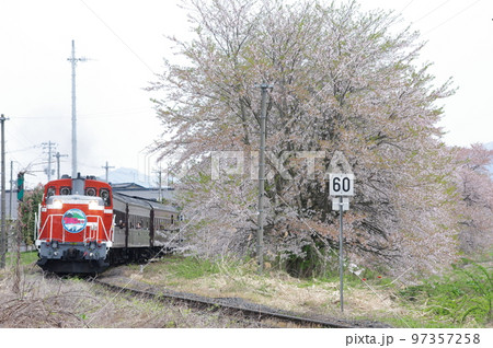 左沢線 羽前高松駅 桜と左沢線全通100周年記念号 97357258