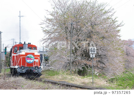 左沢線 羽前高松駅 桜と左沢線全通100周年記念号 97357265