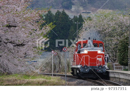 左沢線 羽前高松駅 桜と単機DE10 1651 左沢線 羽前高松駅 桜と単機DE10 1651 97357351