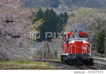 左沢線 羽前高松駅 桜と単機DE10 1651 97357353