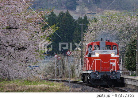 左沢線 羽前高松駅 桜と単機DE10 1651 97357355