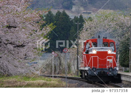 左沢線 羽前高松駅 桜と単機DE10 1651 97357358