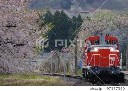 左沢線 羽前高松駅 桜と単機DE10 1651 左沢線 羽前高松駅 桜と単機DE10 1651 97357360