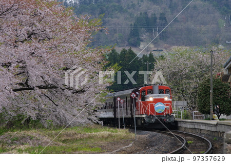 左沢線 羽前高松駅 桜と左沢線全通100周年記念号 97357629