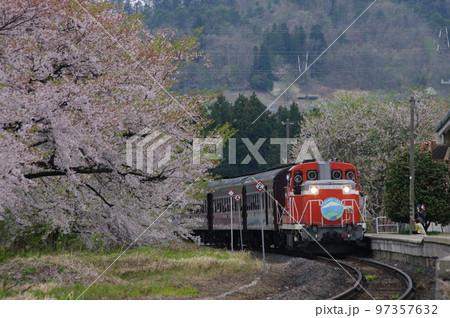 左沢線 羽前高松駅 桜と左沢線全通100周年記念号 左沢線 羽前高松駅 桜と左沢線全通100周年記念号 97357632