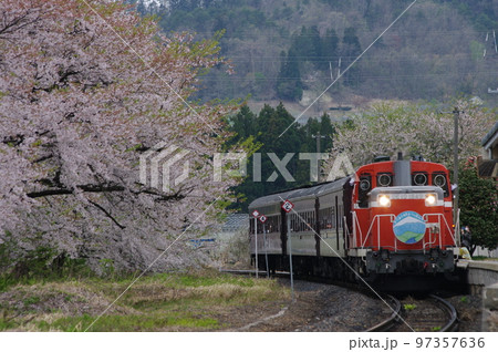 左沢線 羽前高松駅 桜と左沢線全通100周年記念号 97357636