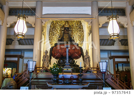 鎌倉市　円覚寺　仏殿内のご本尊　宝冠釈迦如来像 97357643