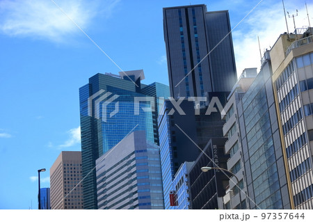 昭和通り沿いのビル群 97357644