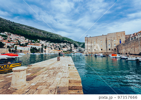 クロアチア　世界遺産　ドブロブニクの港 97357666