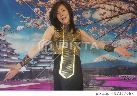 健康的な長身美女桜記念撮影クレオパトラ 97357667