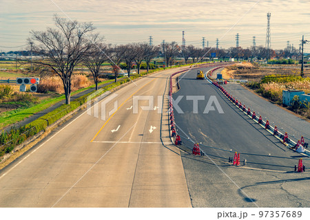幹線道路の車線を増やす工事 国道17号上武道路上り方向の俯瞰 2022.12　b-5 暖色加味 97357689