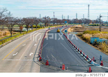 幹線道路の車線を増やす工事 国道17号上武道路上り方向の俯瞰 2022.12 c-3 ライトトーン 幹線道路の車線を増やす工事 国道17号上武道路上り方向の俯瞰 2022.12 c-3 ライトトーン 97357717