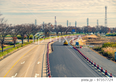 幹線道路の車線を増やす工事 国道17号上武道路上り方向の俯瞰 2022.12 d-5 暖色加味 幹線道路の車線を増やす工事 国道17号上武道路上り方向の俯瞰 2022.12 d-5 暖色加味 97357724