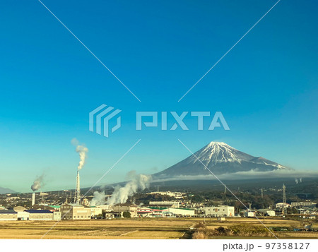 静岡県富士市付近を走行中の新幹線車窓から見える富士山 97358127