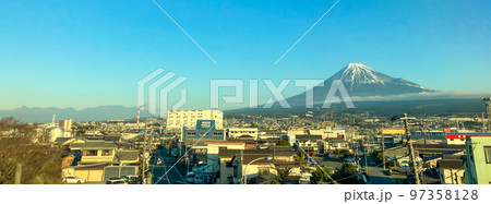 静岡県富士市付近を走行中の新幹線車窓から見える富士山 97358128