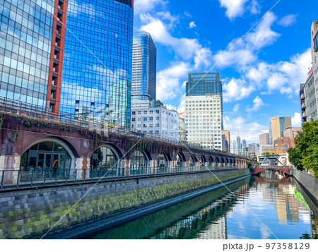東京秋葉原・万世橋より神田川と旧万世橋駅（マーチ） 97358129