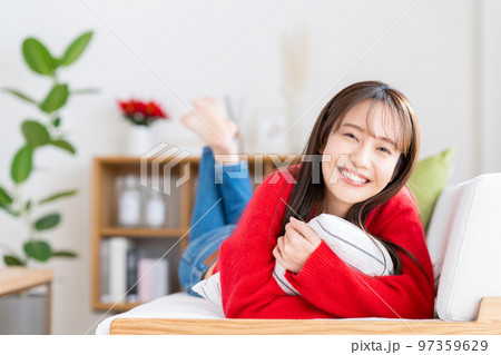 リビングで寛ぐ若い女性 リビングで寛ぐ若い女性 97359629