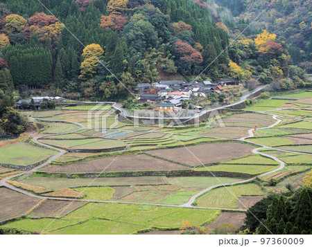 内大臣橋から見る津留の集落と田畑　熊本県下益城郡美里町 97360009