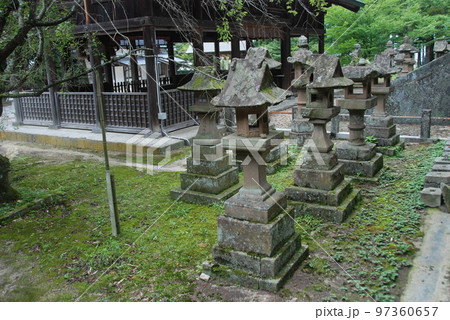 並ぶ石灯籠（揖夜神社／島根県松江市東出雲町揖屋） 97360657