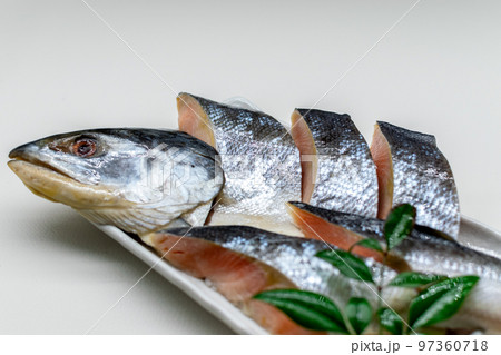 新巻鮭のお頭と切り身盛り 新巻鮭のお頭と切り身盛り 97360718