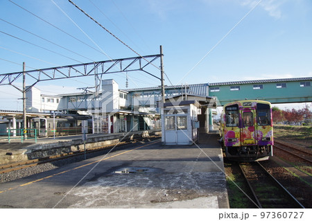 山形鉄道 赤湯駅 奥羽本線と並ぶ 山形鉄道 赤湯駅 奥羽本線と並ぶ 97360727