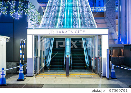JR博多駅のエスカレーターをイルミネーション飾り 97360791