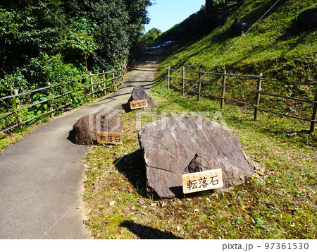 小牧山城 天守周辺の転落石(愛知県小牧市)2022年10月 小牧山城 天守周辺の転落石(愛知県小牧市)2022年10月 97361530
