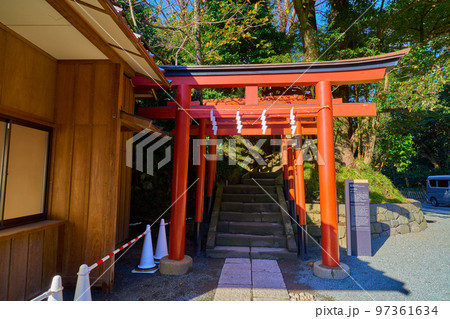 秋の神奈川県鎌倉市 鶴岡八幡宮内の丸山稲荷神社入口の鳥居 97361634