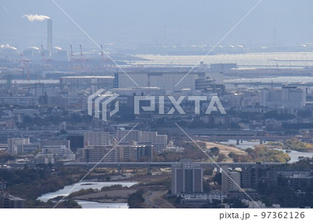 武庫川を渡る山陽新幹線と大阪湾 遠望俯瞰 武庫川を渡る山陽新幹線と大阪湾 遠望俯瞰 97362126