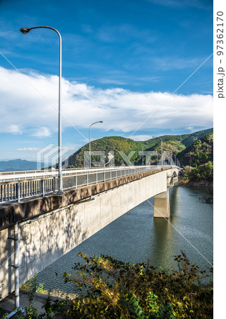 《岐阜県》秋の恵那市　紅葉の阿木川湖　阿木川ダム 97362170