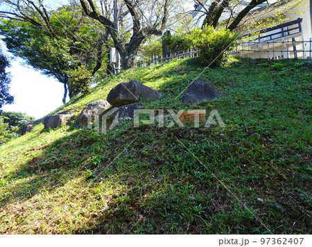 小牧山城 天守周辺の石垣(愛知県小牧市)2022年10月 小牧山城 天守周辺の石垣(愛知県小牧市)2022年10月 97362407