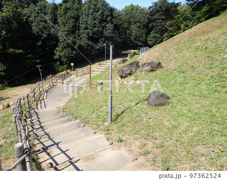 小牧山城　天守の周辺の転落石と歩道（愛知県小牧市）2022年10月 97362524