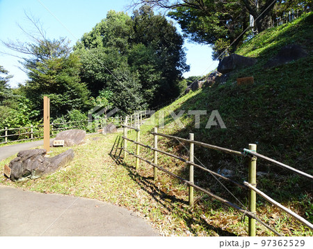 小牧山城　天守周辺の転落石と歩道（愛知県小牧市）2022年10月 97362529