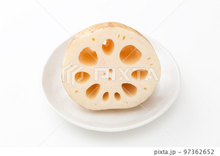 皿に乗ったレンコン　白バック 97362652