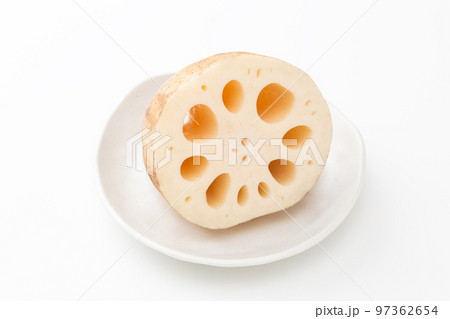 皿に乗ったレンコン　白バック 97362654