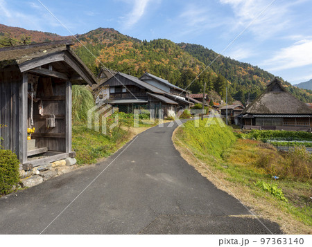 秋晴れの美山かやぶきの里の風景 97363140