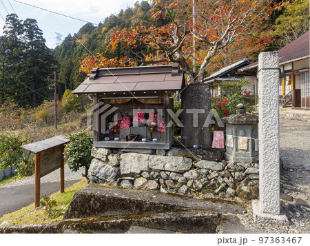 美山かやぶきの里にある寺院の地蔵尊 美山かやぶきの里にある寺院の地蔵尊 97363467