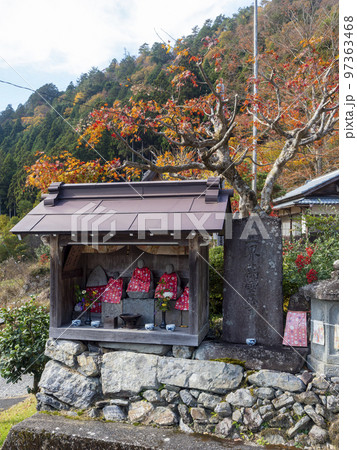 美山かやぶきの里にある寺院の地蔵尊 97363468