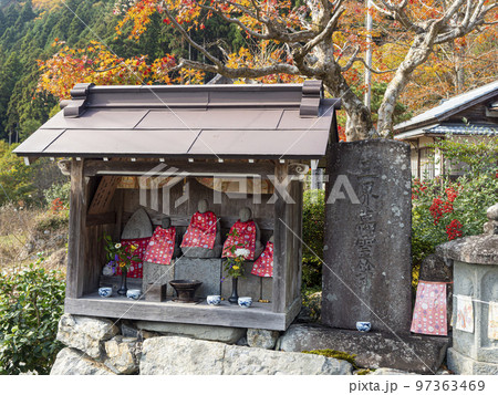 美山かやぶきの里にある寺院の地蔵尊 97363469