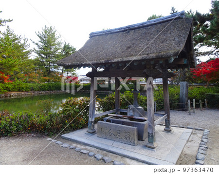 世界遺産　法隆寺　聖霊院前手水舎 川分尾籏  (奈良県生駒郡斑鳩町法隆寺山内)　2022年11月 97363470