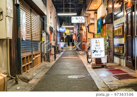 福岡県久留米市の路地裏商店街の夜景 97363586