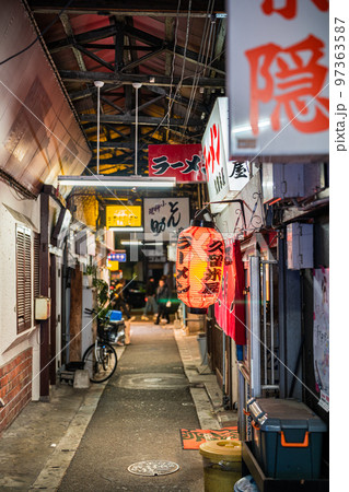 福岡県久留米市の路地裏商店街の夜景 福岡県久留米市の路地裏商店街の夜景 97363587