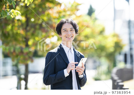 男性　スマホ　ルート検索　調べる　カメラ目線　　 97363954