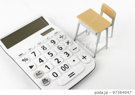 電卓と玩具の勉強机。教育費イメージ 97364047