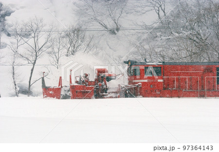 米坂線　羽前松岡ー伊佐領　JR東日本　DD14-317＋DE10-1680（長岡）　特雪 97364143