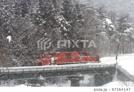 米坂線　羽前松岡ー伊佐領　JR東日本　DD14-317＋DE10-1680（長岡）　特雪 97364147