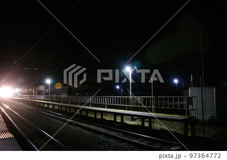 仙山線 楯山駅夜のホーム 97364772