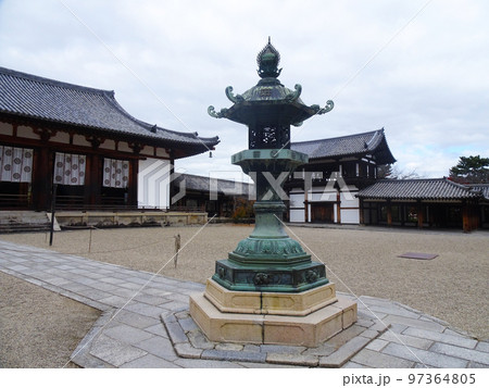 法隆寺　西院伽藍の灯籠　 (奈良県生駒郡斑鳩町法隆寺山内)　2022年11月 97364805