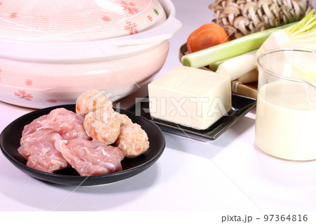 豆乳鍋の食材と土鍋 豆乳鍋の食材と土鍋 97364816
