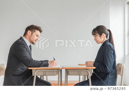 成績低下に困る先生と生徒(進路相談・落第・悩む) 成績低下に困る先生と生徒(進路相談・落第・悩む) 97365295